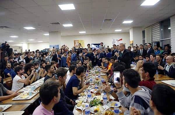 Erdoğan’ın öğrenci yurdu ziyaretini çok sayıda basın mensubu takip etti.