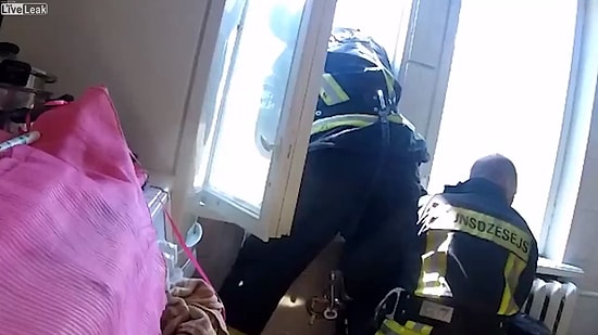 Letonya'da İtfaiyecilerden Bir Kişinin Hayatını Kurtaran Akılalmaz Hamle