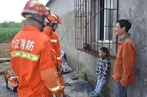 12. "Günüm kötü geçtiğinde ben" olmuş resmen. Sen oraya nasıl girdin acaba? Çocuk içinden "Hepinizden tiksiniyorum" diyor. Bakışa bak. 😂