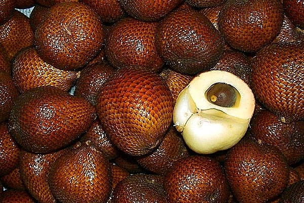 7. Этот фрукт с необычным сладко-кислым вкусом называется...