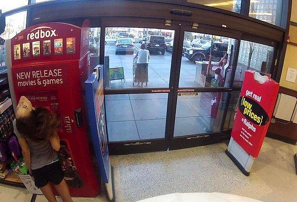 13. Bu bir güvenlik kamerası görüntüsü. Redbox'ın önünde duran bu kız bir anda transa geçiyor ve boynu bu şekilde geriye gidiyor. Kıza daha sonrasında ne olduğu bilinmiyor.