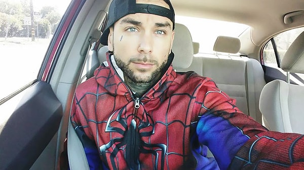 1. Знакомьтесь, это Рики Мена — 34-летний супергерой из Калифорнии, США, нашедший свое призвание в жизни во сне!