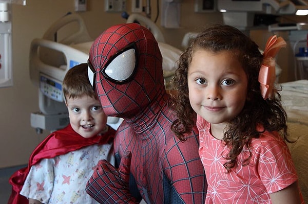 4. "Человек-паук шутил, смеялся вместе с ними, дарил им игрушки", — вспоминает Рики Мена