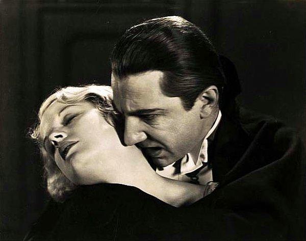 1927’de Lugosi, Bram Stoker’ın “Drakula” adlı romanından esinlenilen bir tiyatro oyununda rol aldı. Lugosi’nin oynadığı Drakula rolü daha önceki canlandırmalarından farklıydı. Yakışıklı, esrarengiz ve çekici bir adam olan Lugosi’nin Drakula’sı, 1928 ve 1929 yıllarında büyük bir hayranlıkla izlendi.