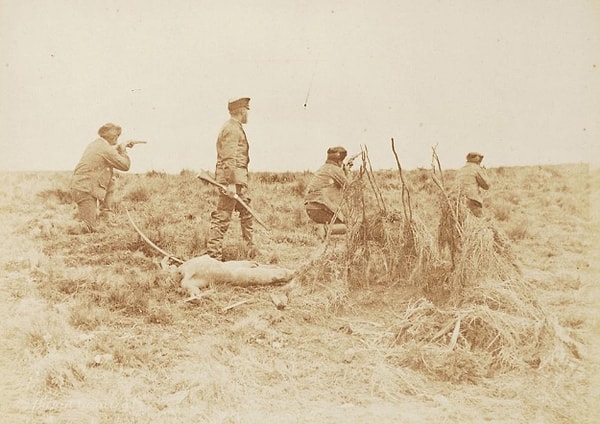 Julius Popper 1896 yılında Selk'am soykırımı için Tierra del Fuego, Arjantin'de yerli halkın üyelerini avlarken... Büyük şirketler her ölü yerli için büyük ödüller ödedi. Bu ölümler, bir çift el ya da kulak veya daha sonraları kafatasının gösterilmesi ile kanıtlanıyordu.