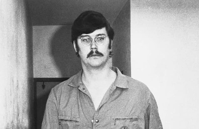 1973'te, Paskalya'dan bir gün önce annesi uyurken eve girdi, çekiçle kafasını parçaladı ve çöp öğütücüsüne attı.