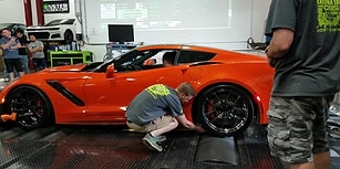 2019 Corvette ZR1'in Güç Testi Sırasında Tekerine Kolunu Kaptıran Adam