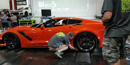 2019 Corvette ZR1'in Güç Testi Sırasında Tekerine Kolunu Kaptıran Adam