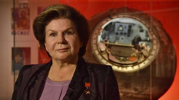 12. Valentina Tereşkova 16 Haziran 1963’te uzaya çıkan ilk kadın oldu. Dünya etrafında 48 defa tur attı ve toplamda üç gün geçirdi. Tereşkova, halen tek başına bir uzay görevinde yer almış ilk ve tek kadın olma unvanını koruyor.