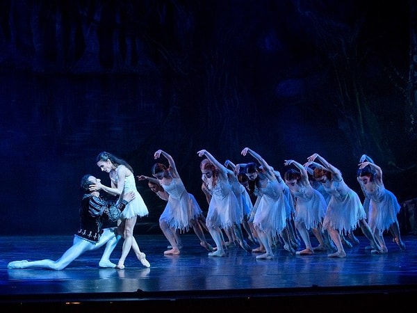 11. Работники сферы искусства и развлечений