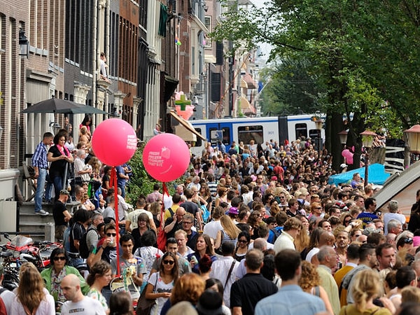 4. Нашли на этом фото человека из первого вопроса?