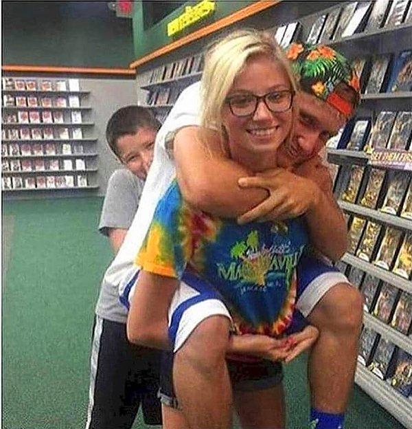 13. Fotoğrafın açısı yüzünden beynimizi allak bullak eden bir fotoğraf. Aslında kadın şapkalı çocuğu sırtında taşıyor, diğer çocuk da arkada poz veriyor.