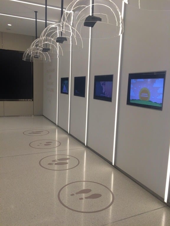 1. В вестибюле этого офиса находятся телевизоры, звук от которых исходит из-под специальных куполов