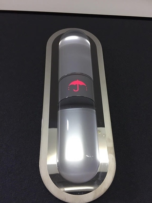 2. А в этом офисном лифте есть значок, который загорается, когда на улице идет дождь