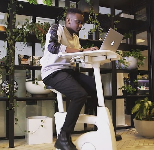 3. Этот столик будет заряжать ваш ноутбук, пока вы будете крутить педали!