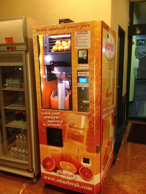 11. Хотели бы работать в офисе с машиной, делающей свежевыжатый сок за секунду?