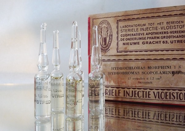 1. Кто из этих писателей страдал наркоманией?