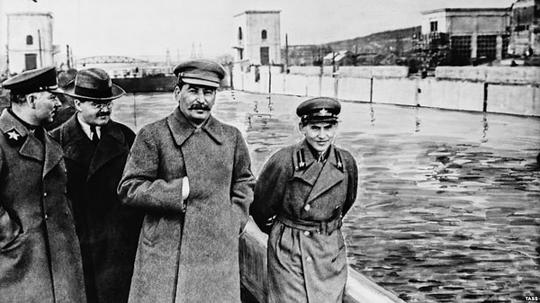 2. Кто из этих писателей сдавал своих знакомых тайной полиции?