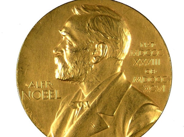 2. Какая(-ие) организация(-и) определяет(-ют) лауреатов Нобелевской премии?