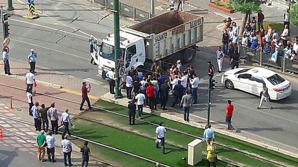 Çöp kamyonunun yanında kısa bir açıklama yapan Akşener, belediye ve valiliğe tepki gösterdi. Akşener, 'Valiye ve belediye başkanına yazıklar olsun' dedi.