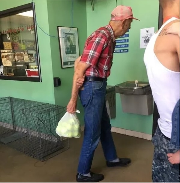 16. И, наконец, старик, пожертвовавший теннисные мечи в приют для собак. Как же это мило!