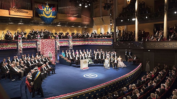 9. В какой день ежегодно проходит вручение премии?