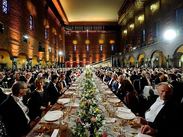 10. Какой тост произносится первым во время банкета после вручения Нобелевской премии?