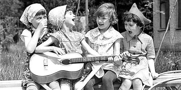 3. "Мир не прост, совсем не прост, нельзя в нем скрыться от бурь и от гроз..."