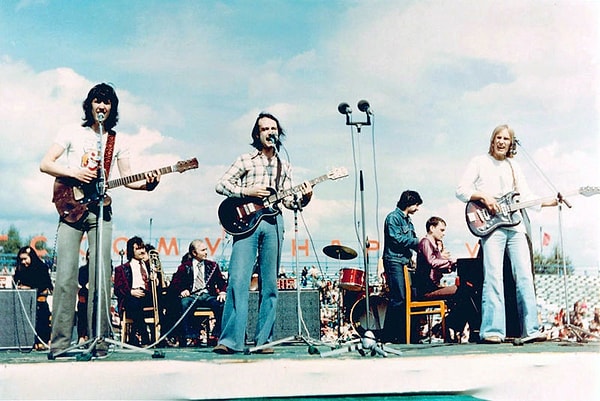 4. "Оглянись, незнакомый прохожий, мне твой взгляд, неподкупный знаком..."