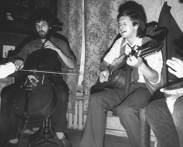 5. "Горячее солнце, горячий песок, горячие губы, воды бы глоток..."