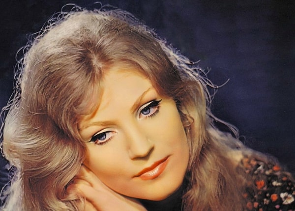 6. "Мне говорят, он маленького роста, мне говорят, одет он слишком просто".