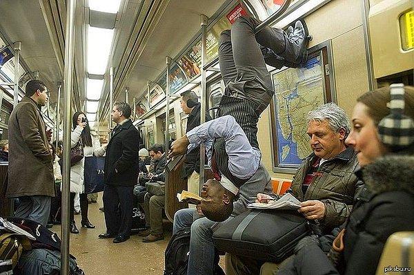 4. Takım elbiseli bir adam metroda baş aşağı kitap okuyor. Her gün rastlayabileceğiniz bir manzara.