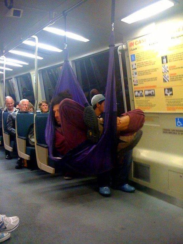 17. Her toplu taşıma mağdurunun idolü: İşte metroya hamak kuran efsane eleman!