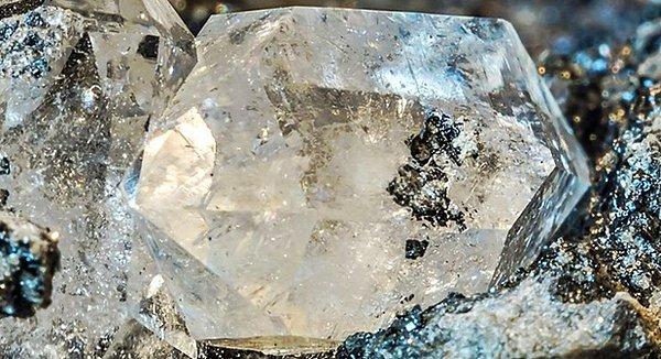 3. Bir buz çeşidi olan Buz-VII'nin daha önce Dünya'da var olmadığına inanılırken, bilim adamları bu buz çeşidini bir elmasta buldu.