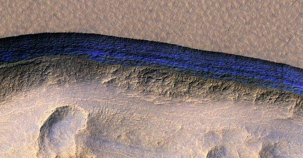 15. Bilim insanları, Mars'ta temiz sudan oluşan bir buz buldular.