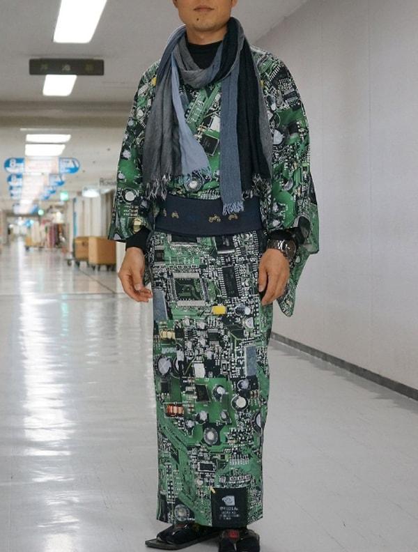 8. "Teknolojiyi yakından takip ediyorum." kimonosu