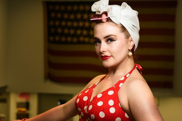 2. Здесь фотограф Б.А. Ван Сиз сумел запечатлеть модный и винтажный дух этой особой ночи.