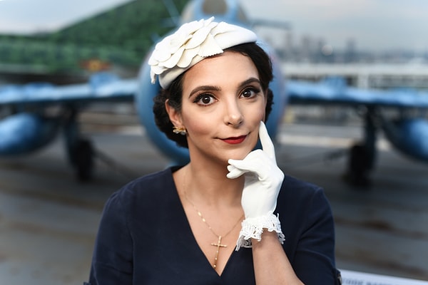 4. Прямо посередине Недели Флота, во время которой в нью-йоркскую гавань прибывает множество военных кораблей, высаживающих членов береговой охраны США, флота и морской пехоты на Манхэттене,...