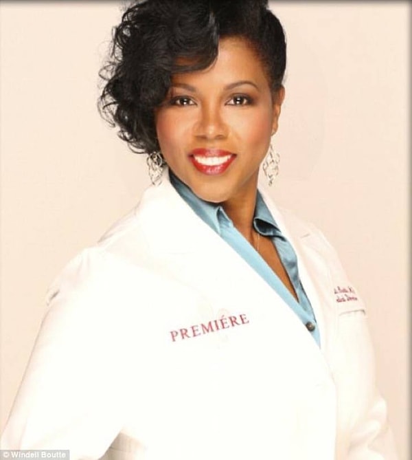 1. Это пластический хирург из Атланты, США, Винделл Бутте.