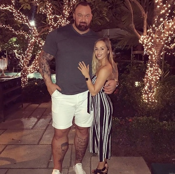 1. Хафтор Бьёрнссон (Гора) и канадская модель Келси Хенсон встречаются с осени 2017 года.