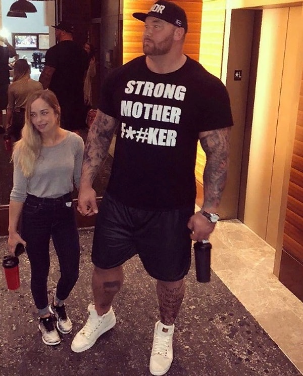 5. Рост Хафтора Бьёрнссона — 2,06 м, Келси Хенсон — 1,55 м.