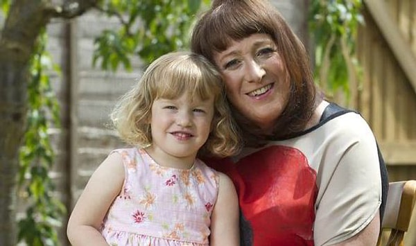 Так почему же общество радуется за пап в возрасте и абсолютно не поддерживает мам в возрасте?