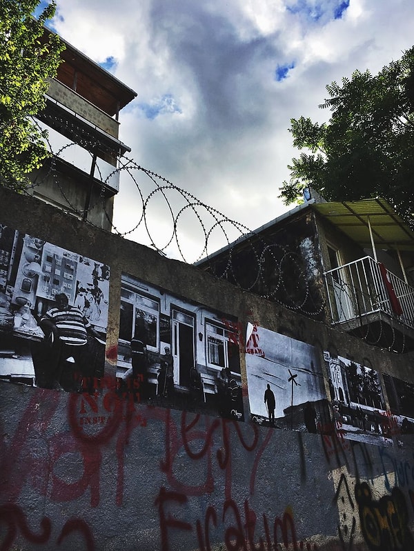 Çektiği fotoğrafları, ait oldukları yere, sokağa geri göndermeye karar vermiş.