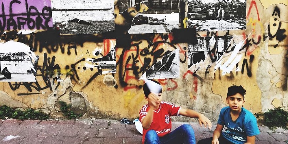 Sokak İnsanlarının Fotoğraflarıyla Yine Onlar İçin Bir Sergi Alanı Oluşturan Sanatçıdan Harika Proje!