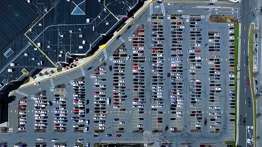 İzlemesi Aşırı Keyifli Şeylerde Bugün: Araçların Drone ile Kaydedilen Otoparka Giriş ve Çıkış Görüntüleri