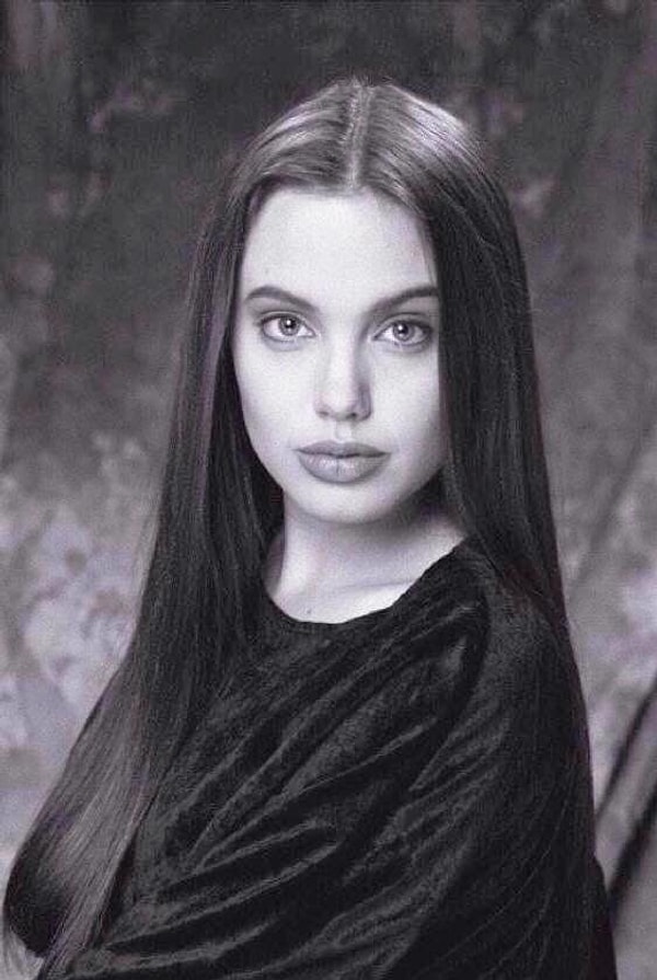 16. Genç Angelina Jolie, 1992