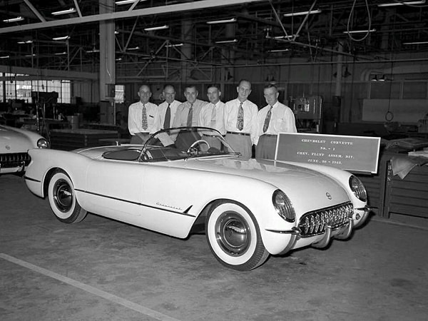 22. İlk Chevrolet Corvette'nin yapımının tamamlanması, 1953.