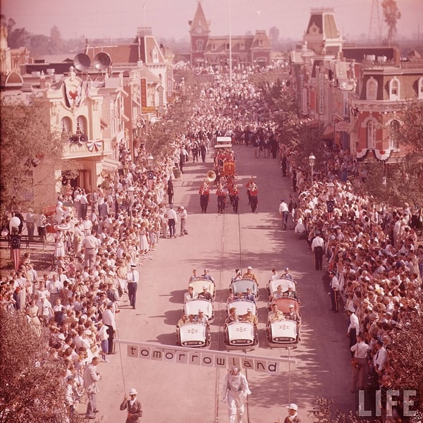 30. Disneyland'ın açılışı, 1955