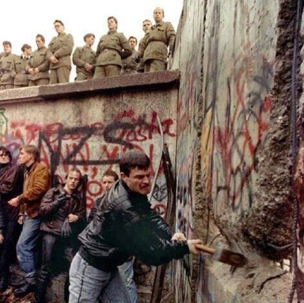 32. Berlin duvarının yıkılışı, 1989