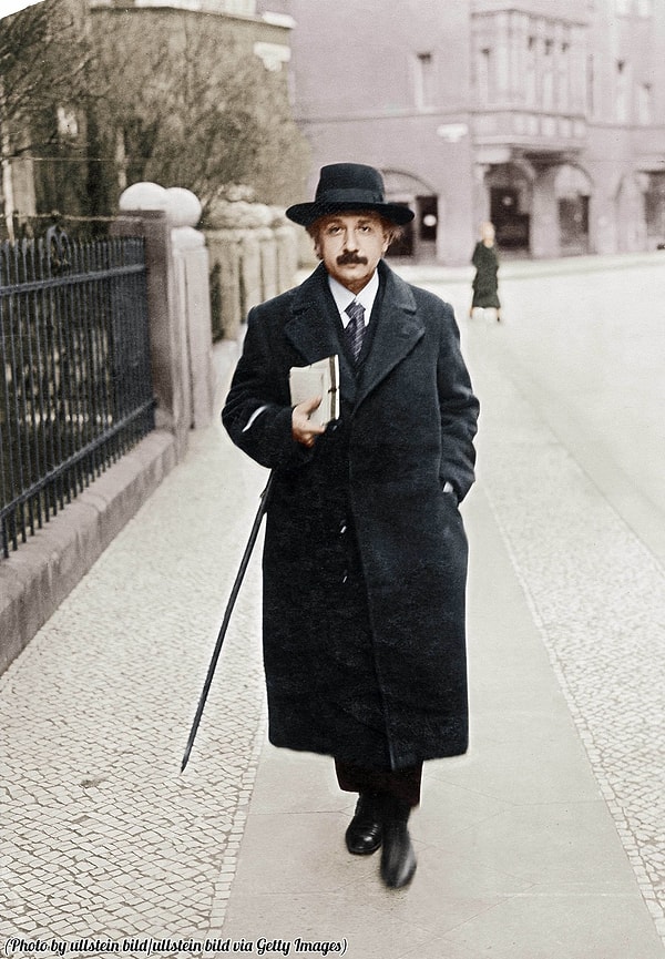 33. Albert Einstein yürüyüşte, 1920